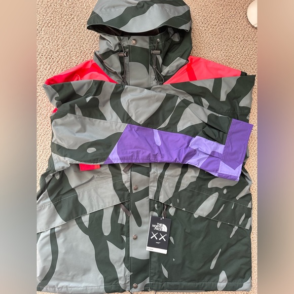 KAWS x North Face coat - Picture 4 of 8